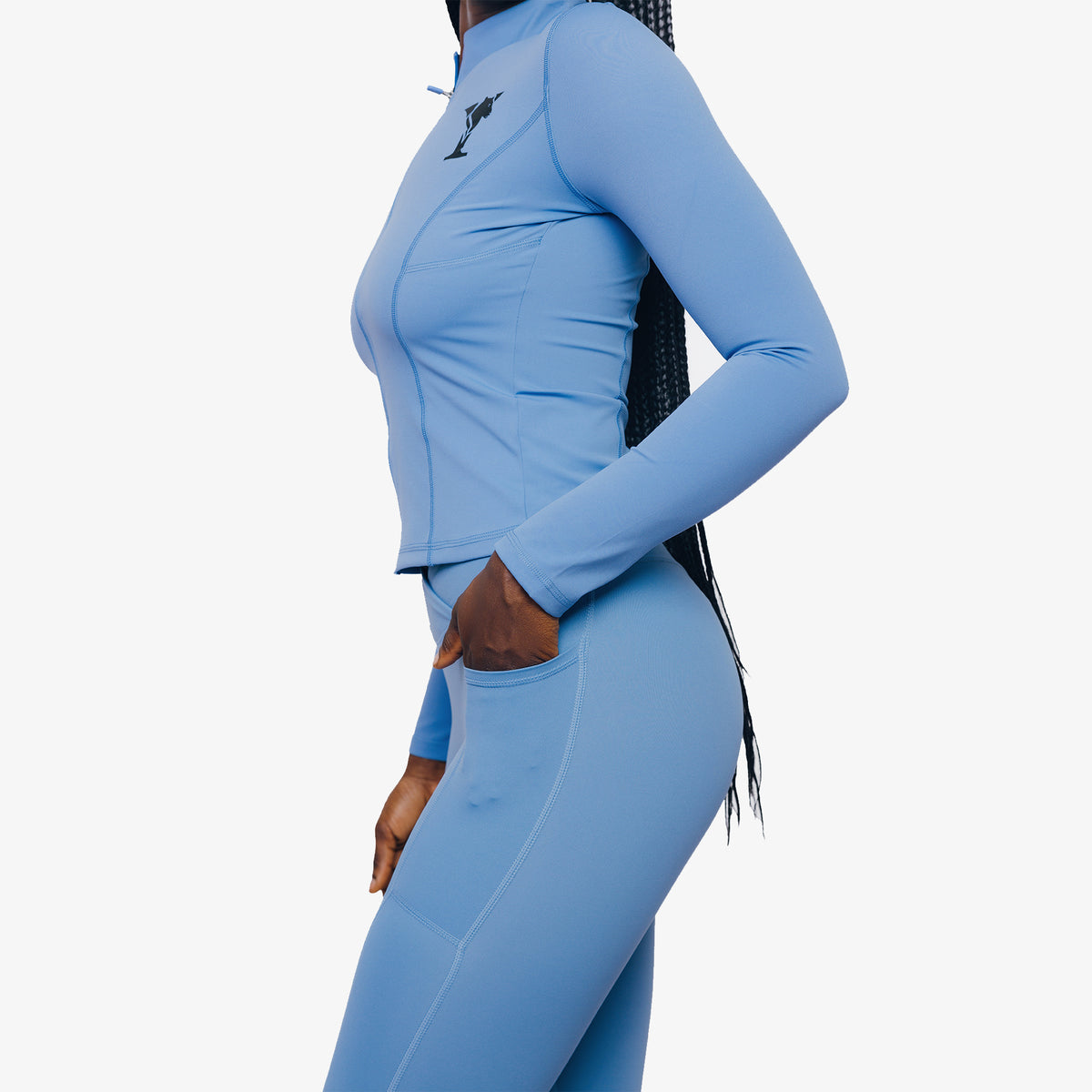 Dina Jacket – Thumbhole Sleeves & Functional Side Pockets for Workouts & Everyday Wear | L'enigme