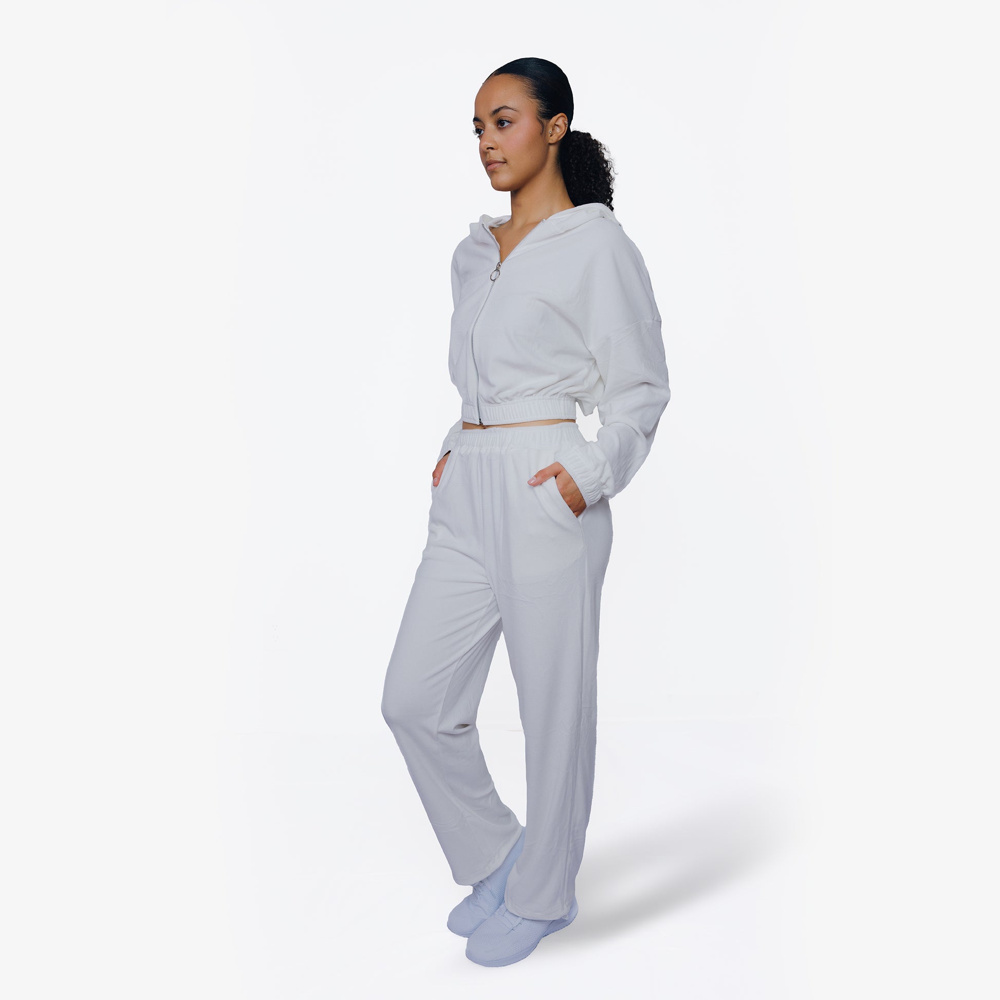Eda Lounge Set – Cropped Zip-Up Hoodie & Wide-Leg Joggers in Soft Premium Fabric | L'enigme