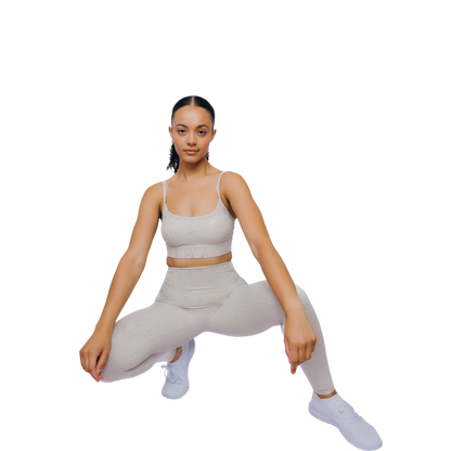 Lora Bra – Glossy Seamless Sports Bra Paired with Matching Leggings for Coordinated Activewear | L'enigme